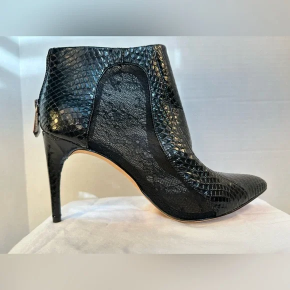 BCBG MAXAZRIA Pointed Toe Heel Ankle Boots AMAZING CONDITION! SEXY,HOLIDAY!HOT🤩 - Picture 3 of 16